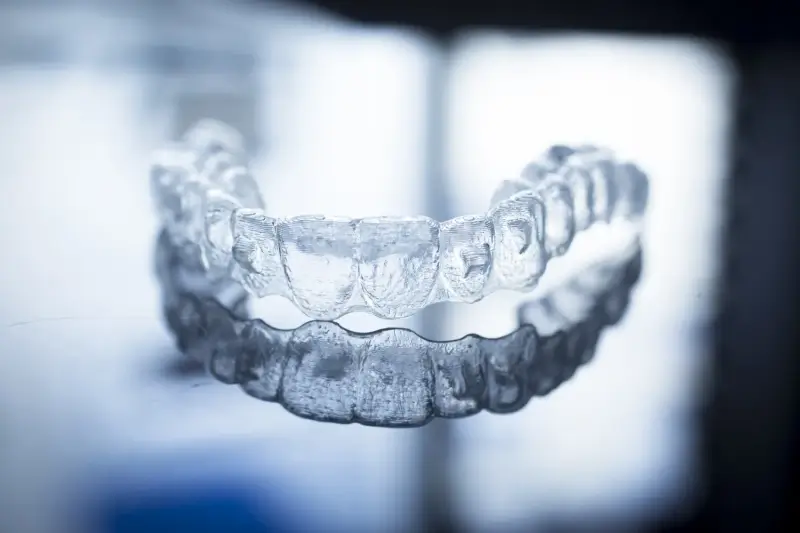 Invisalign a zwykły aparat?